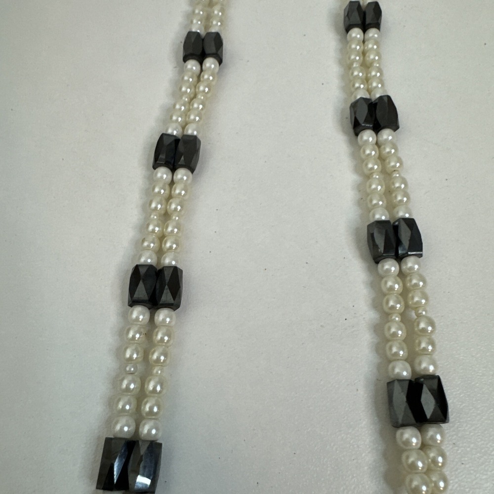 MAGNETIC FAUX PEARL NECKLACE BLACK BEADS ON 52" ADJUSTABLE STRAND - Picture 4 of 6
